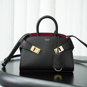 Colestore Ferragamo Hug Leather Tote Bag Black 21cm