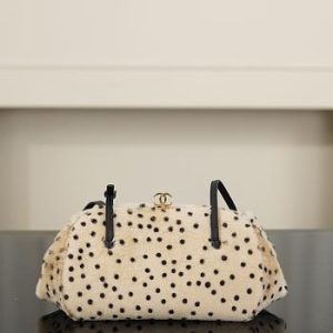 Colestore Chanel MÉTIERS D’ART 2026 CLUTCH WITH CHAIN Lambskin Light Beige & Black 7.5 x 27 x 12cm