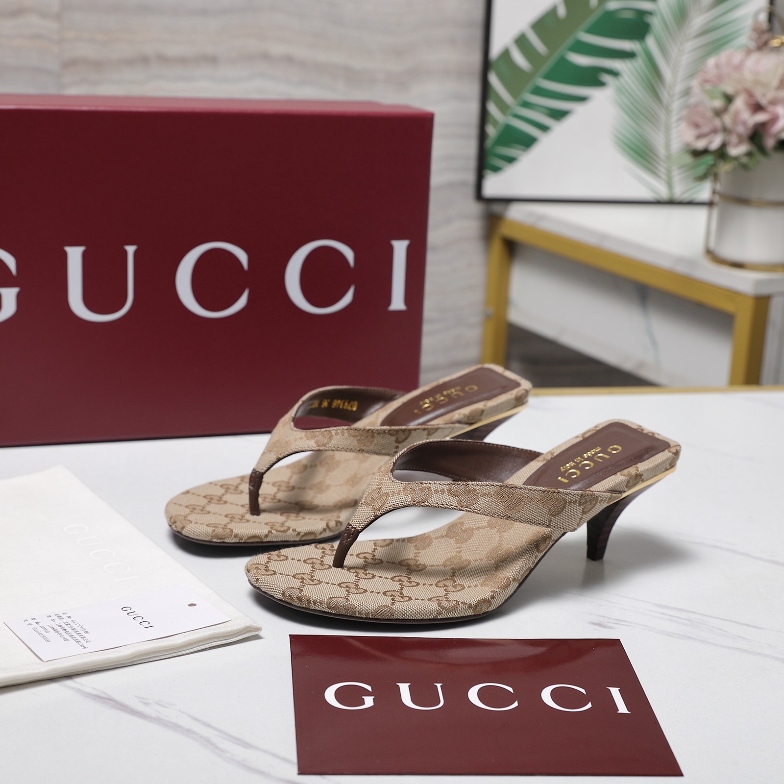Colestore Gucci Women's Vittoria thong Sand and dark brown GG canvas