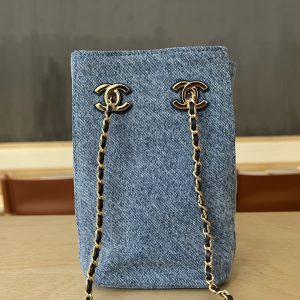 Colestore Chanel MÉTIERS D’ART 2026   BUCKET BAG WITH CHAIN   Washed Denim & Gold-Tone Metal 18 x 11.5 x 11.5cm