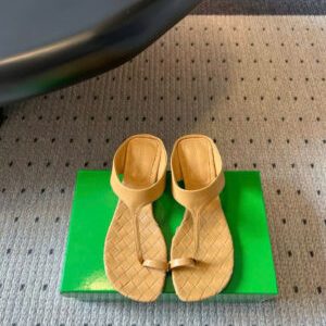 Bottega Veneta Livia Thong Sandal 4cm