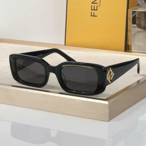 Fendi Women's Sunglasses FE40222I